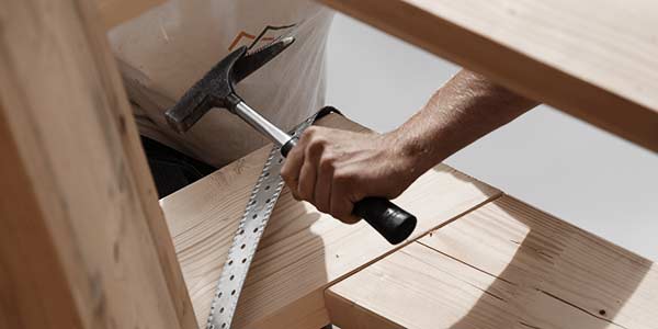 Ein Rispenband wird auf einem Dachstuhl montiert